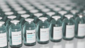 Cinq ans après le Covid : un rapport controversé relance les théories du complot
