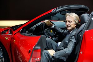 لوكا دي مونتيزيمولو يخطف عدسات المصورين بجانب سيارات فيراري الحمراء