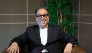 Issam Ayari : du théâtre à la finance, le parcours atypique d’un artiste tunisien