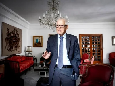Hédi Baccouche : « En toute franchise », les mémoires d’un homme au cœur de l’histoire tunisienne